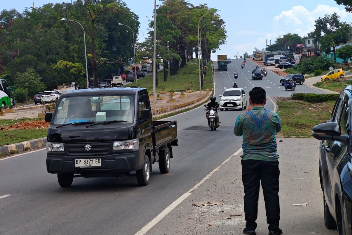Perwakilan Ombudsman Kepri saat meninjau lokasi titik jalan yang alami kerusakan di ruas Jalan Yos Sudarso, Kota Batam, Kamis (23/04/2026). Foto: Ist
