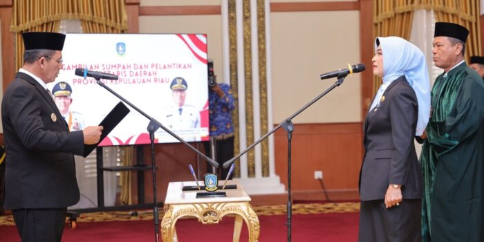 Gubernur Kepri, Ansar Ahmad resmi melantik Misni sebagai Sekretaris Daerah (Sekda) definitif Provinsi Kepri. Foto: Ist