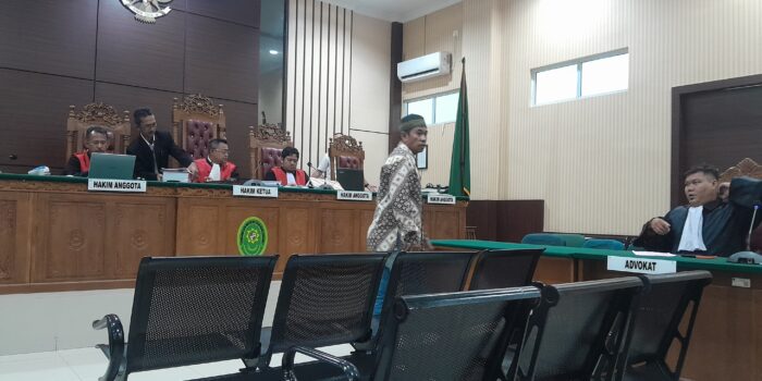 Mantan Kades Sanglar, Sandri saat menjalani sidang perdana di Pengadilan Tipikor Tanjungpinang, Senin (20/04/2026). Foto: Rindu Sianipar
