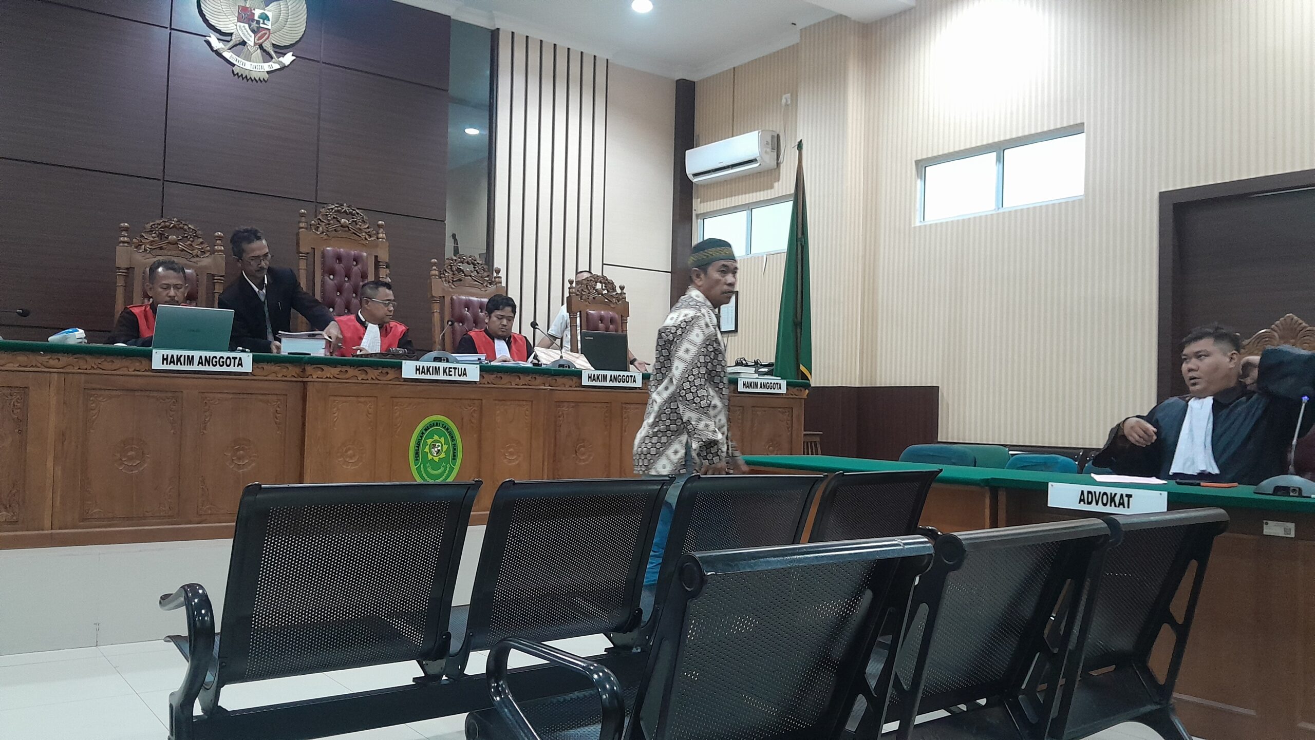 Mantan Kades Sanglar, Sandri saat menjalani sidang perdana di Pengadilan Tipikor Tanjungpinang, Senin (20/04/2026). Foto: Rindu Sianipar