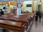 Tim Jibom Sat Brimob Polda Kepri melaksanakan sterilisasi terhadap gereja prioritas di Kecamatan Lubuk Baja, Kota Batam. Foto: Ist