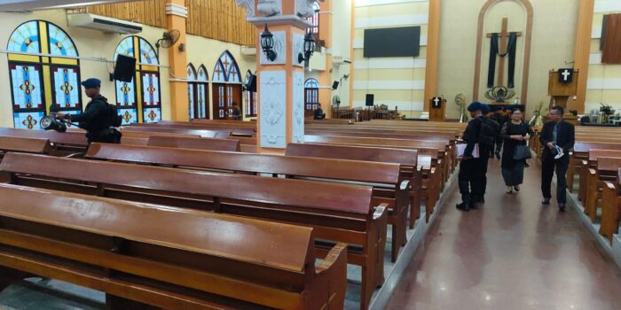Tim Jibom Sat Brimob Polda Kepri melaksanakan sterilisasi terhadap gereja prioritas di Kecamatan Lubuk Baja, Kota Batam. Foto: Ist