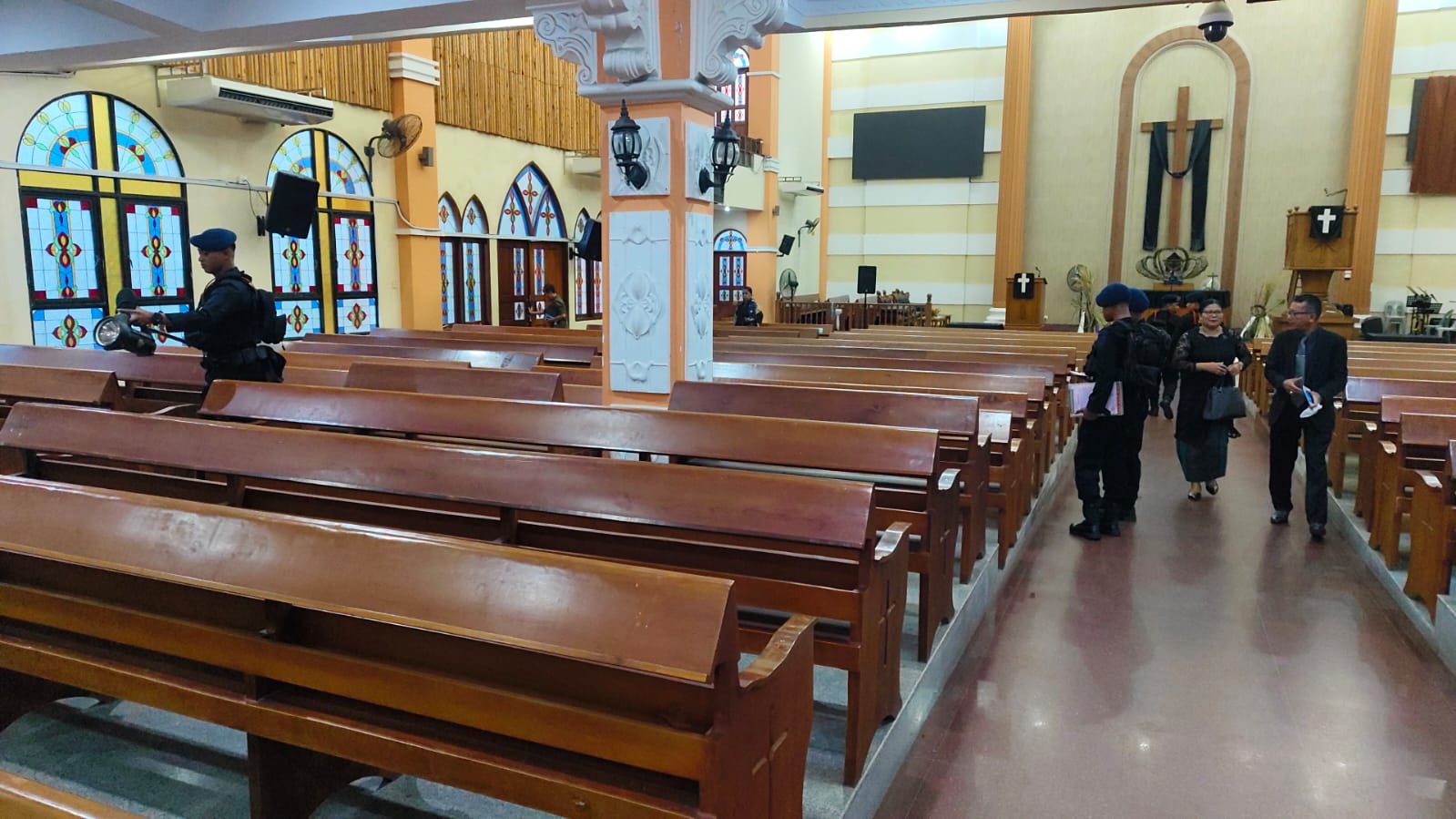 Tim Jibom Sat Brimob Polda Kepri melaksanakan sterilisasi terhadap gereja prioritas di Kecamatan Lubuk Baja, Kota Batam. Foto: Ist