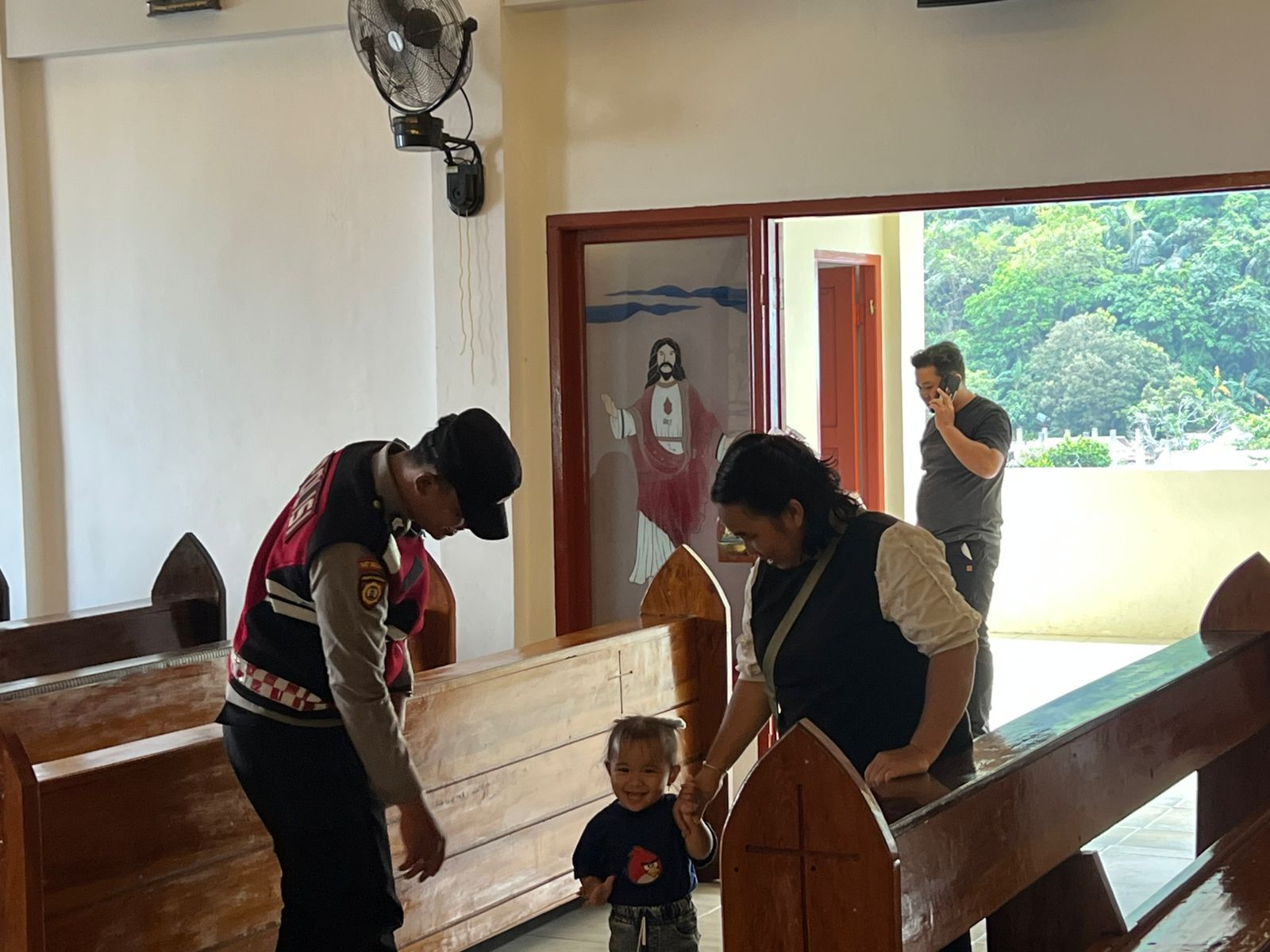 Personel Polres Anambas saat melakukan pengamanan di gereja saat pelaksanaan ibadah Jumat Agung. Foto: Ist