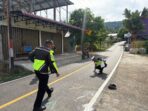 Personel Satlantas Polres Kepulauan Anambas melakukan olah TKP pada kecelakaan yang melibatkan dua sepeda motor. Foto: Ist