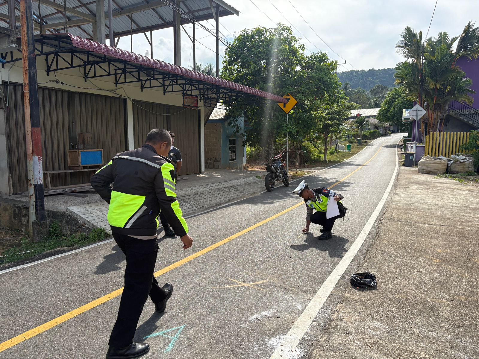 Personel Satlantas Polres Kepulauan Anambas melakukan olah TKP pada kecelakaan yang melibatkan dua sepeda motor. Foto: Ist