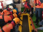 IMG-20260405-WA0042(1) Tim SAR saat mengevakuasi seorang penumpang kapal yang mengalami darurat medis di perairan Bintan. Foto: Ist