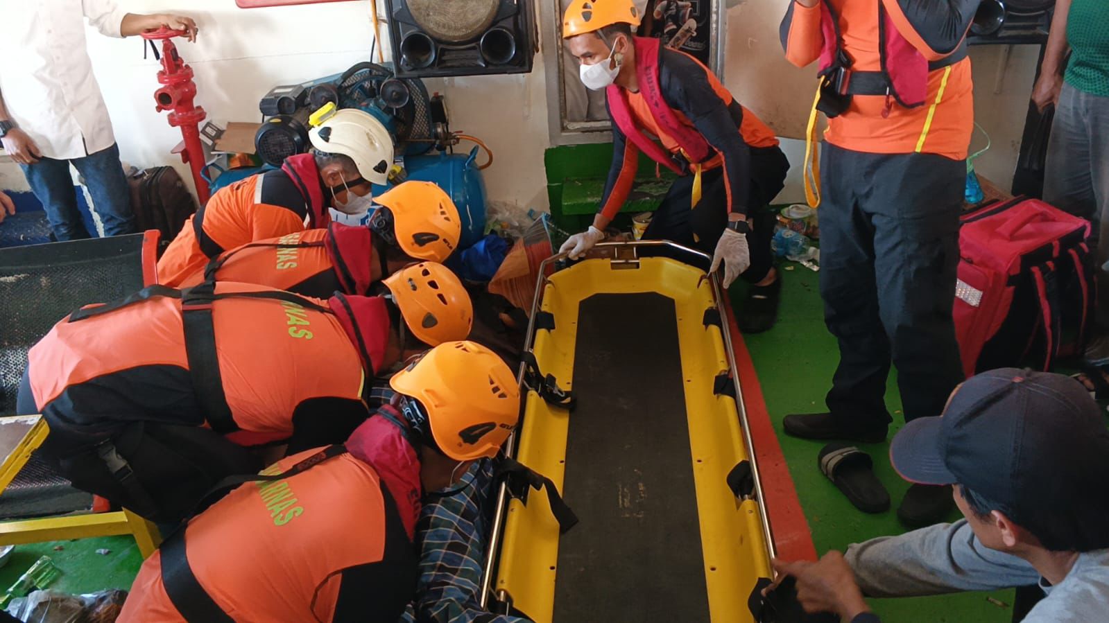 Tim SAR saat mengevakuasi seorang penumpang kapal yang mengalami darurat medis di perairan Bintan. Foto: Ist