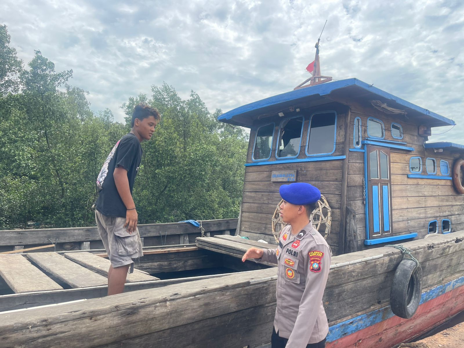 Personel Satpolairud Polresta Barelang berdialog dengan salah satu kru kapal. Foto: Ist