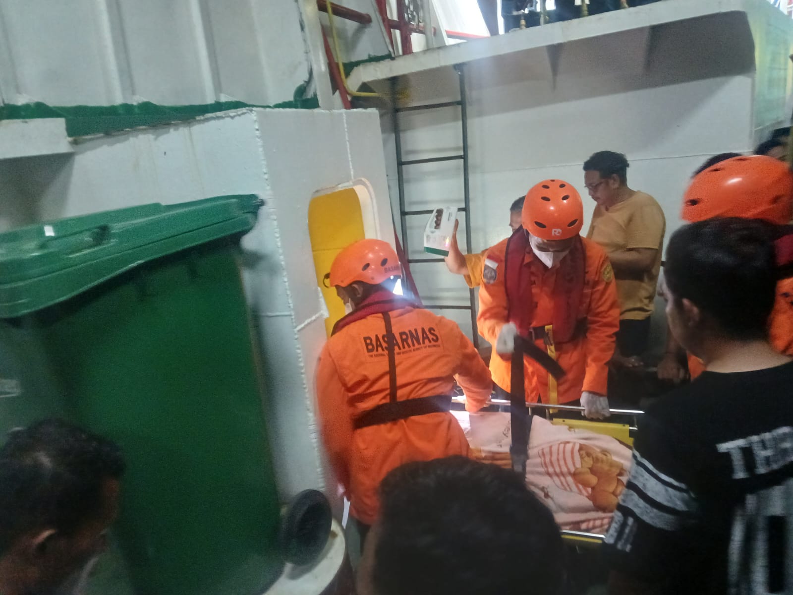 Tim SAR mengevakuasi penumpang KMP Sembilang yang alami kedaruratan medis. Foto: Ist