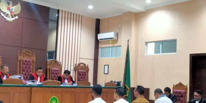 Persidangan kasus korupsi Penerimaan Negara Bukan Pajak (PNBP) jasa kepelabuhanan Kapal Rig Setia di Pelabuhan Lobam, Tanjung Uban, Kabupaten Bintan periode 2016-2022. Foto: Rindu Sianipar