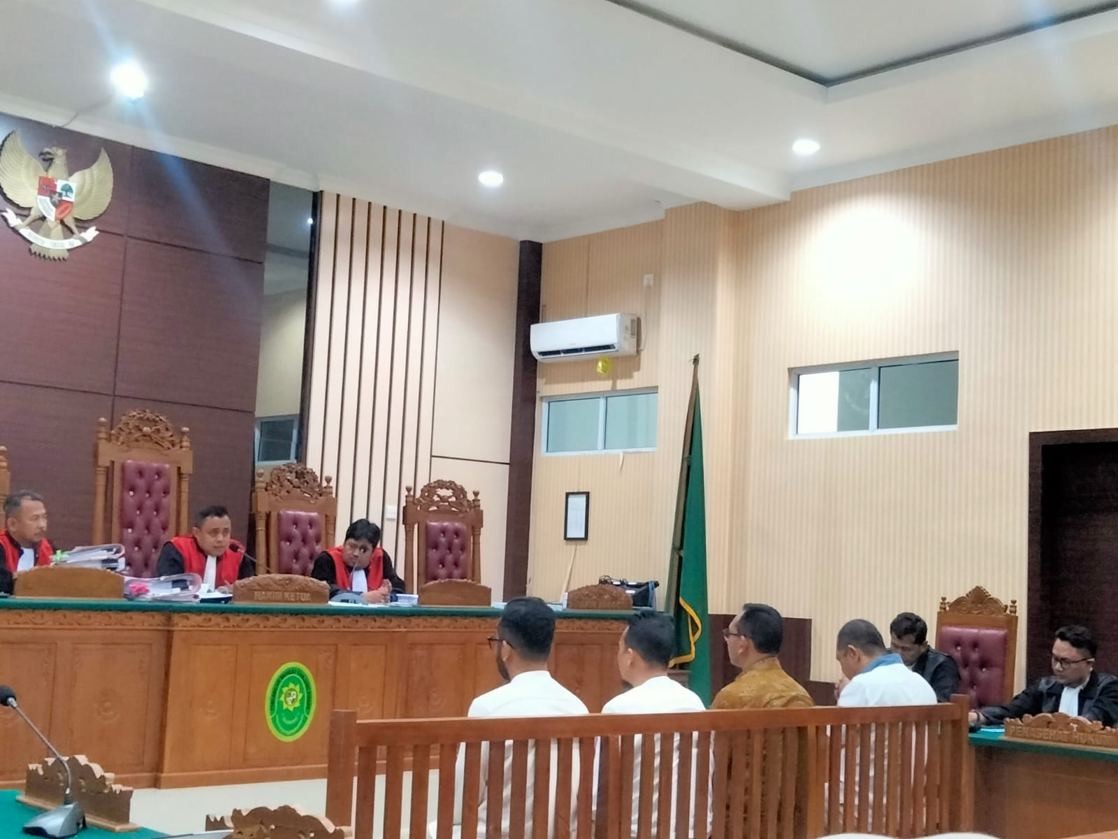 Persidangan kasus korupsi Penerimaan Negara Bukan Pajak (PNBP) jasa kepelabuhanan Kapal Rig Setia di Pelabuhan Lobam, Tanjung Uban, Kabupaten Bintan periode 2016-2022. Foto: Rindu Sianipar