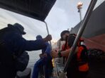 IMG-20260413-WA0003 Tim SAR Gabungan saat mengevakuasi dua nelayan yang kapalnya hanyut terbawa arus hingga ke perairan Malaysia. Foto: Ist