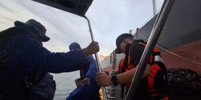 Tim SAR Gabungan saat mengevakuasi dua nelayan yang kapalnya hanyut terbawa arus hingga ke perairan Malaysia. Foto: Ist