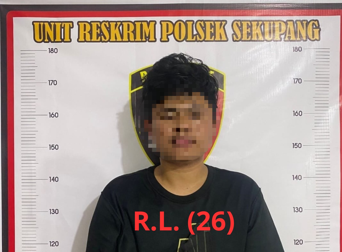 Tersangka kasus Curanmor berinisial RL saat diamankan di Mapolsek Sekupang. Foto: Ist
