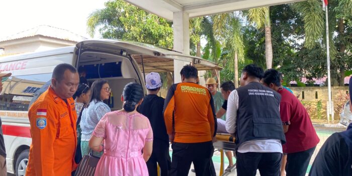 Jenazah korban tenggelam di Pantai Golden Beach, Bengkong Laut saat dievakuasi Tim SAR gabungan ke Puskesmas setempat. Foto: Ist