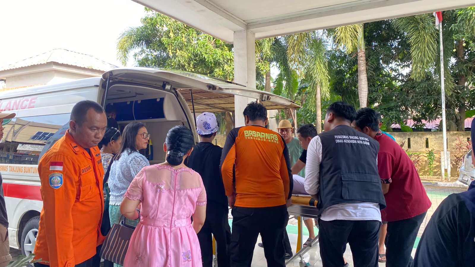 Jenazah korban tenggelam di Pantai Golden Beach, Bengkong Laut saat dievakuasi Tim SAR gabungan ke Puskesmas setempat. Foto: Ist
