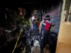 Lokasi kebakaran yang melalap empat sepeda motor di sebuah kos-kosan di Lubuk Baja, Kota Batam. Foto: Dok Polsek Lubuk Baja