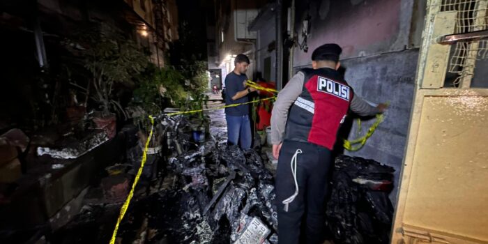 Lokasi kebakaran yang melalap empat sepeda motor di sebuah kos-kosan di Lubuk Baja, Kota Batam. Foto: Dok Polsek Lubuk Baja