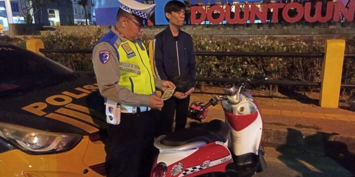 Petugas Satlantas Polresta Barelang saat memeriksa kelengkapan kendaraan. Foto: Ist