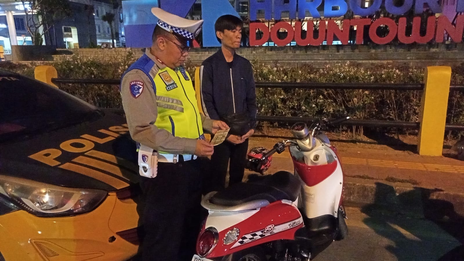 Petugas Satlantas Polresta Barelang saat memeriksa kelengkapan kendaraan. Foto: Ist