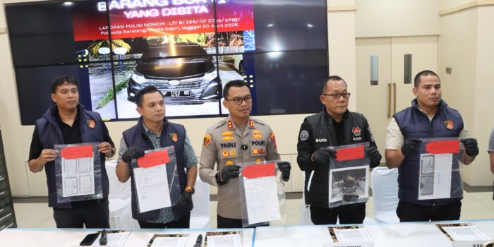 Konfrensi pers Polresta Barelang terkait pengungkapan kasus penggelapan dengan modus gadaikan mobil rental. Foto: Ist