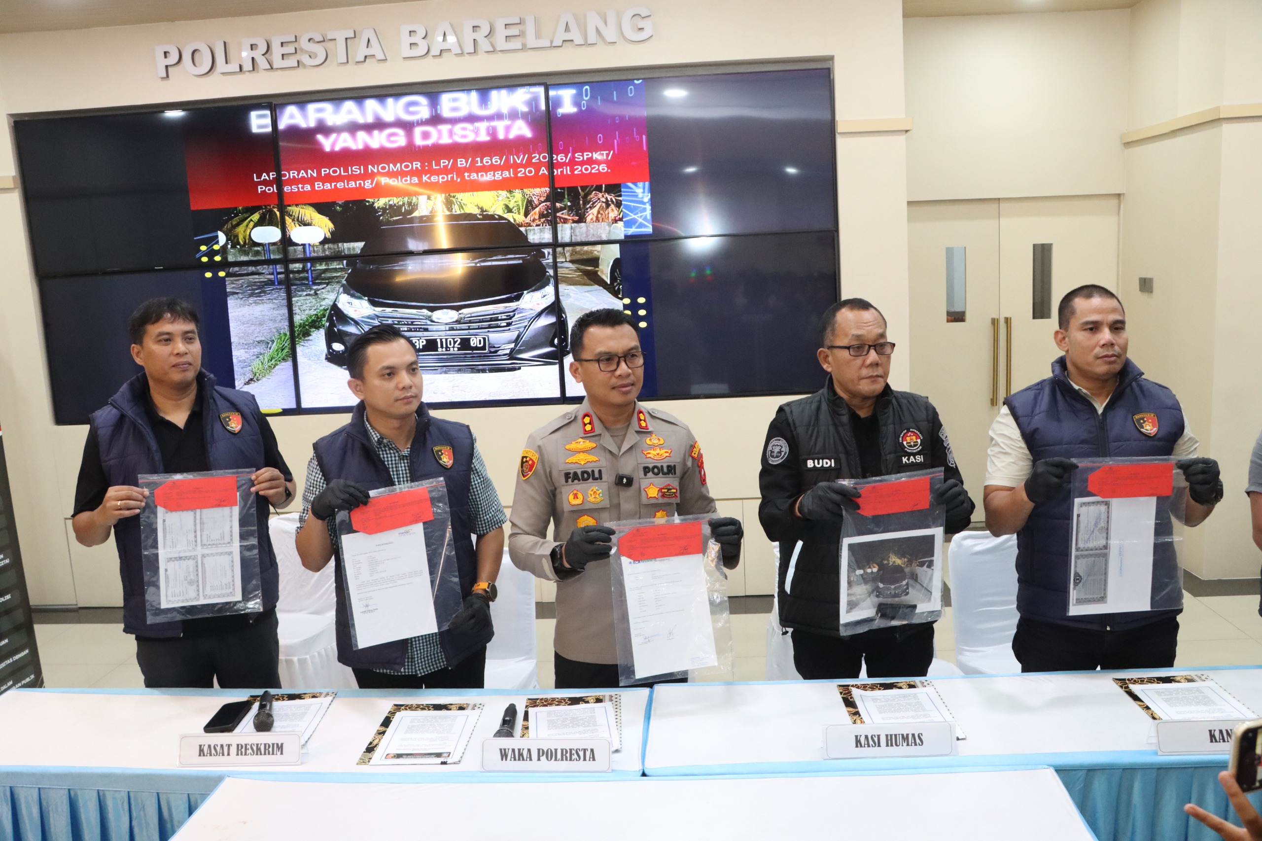 Konfrensi pers Polresta Barelang terkait pengungkapan kasus penggelapan dengan modus gadaikan mobil rental. Foto: Ist