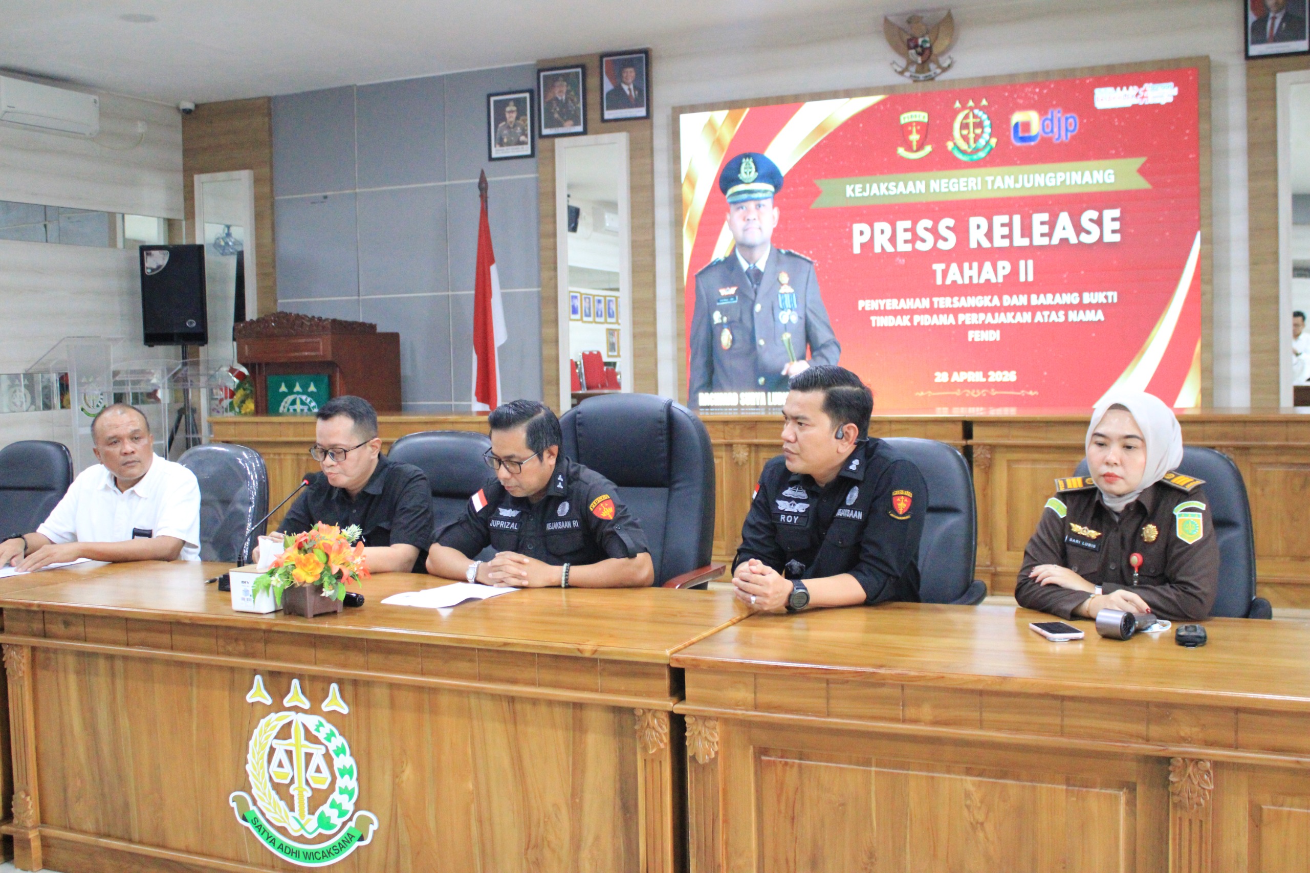 Konfrensi Pers penyerahan berkas perkara, tersangka kasus perpajakan oleh DJP Kepri ke Kejati Kepri. Foto: Istimewa