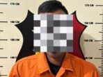 B (30), pelaku kasus dugaan aksi pornografi terhadap anak saat diamankan polisi. Foto: Dok Polsek Bengkong