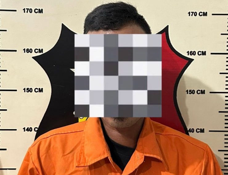 B (30), pelaku kasus dugaan aksi pornografi terhadap anak saat diamankan polisi. Foto: Dok Polsek Bengkong