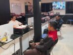 Petugas sekuriti Grand Batam Mall saat dimintai keterangan oleh penyidik dalam kasus dugaan pencurian. Foto: Dok Polsek Lubuk Baja