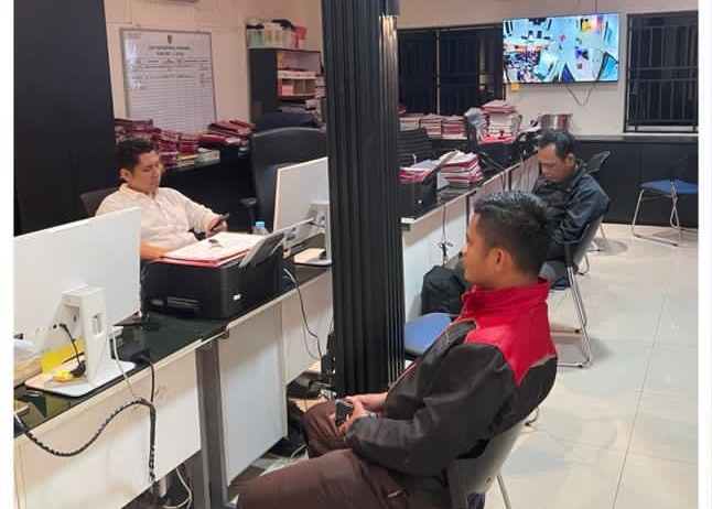 Petugas sekuriti Grand Batam Mall saat dimintai keterangan oleh penyidik dalam kasus dugaan pencurian. Foto: Dok Polsek Lubuk Baja