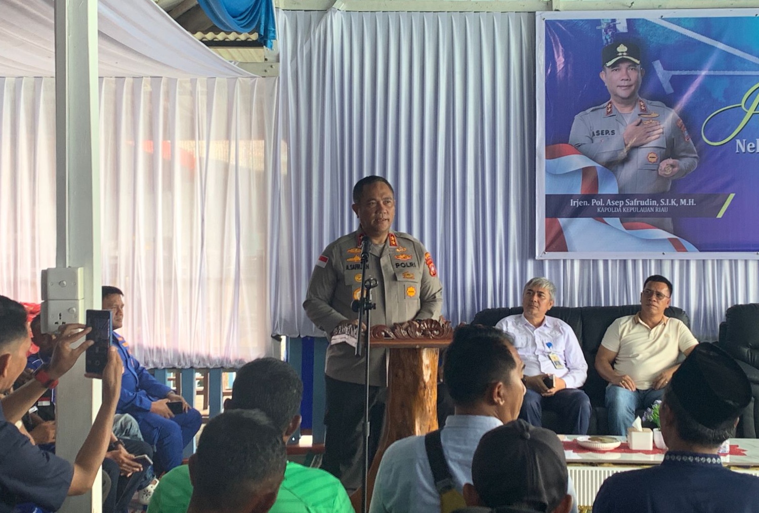 Kapolda Kepri, Irjen Pol. Asep Safrudin saat berdialog dengan nelayan Jemaja. Foto: Ist