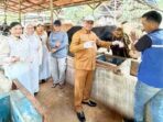 Kepala DPPP Kota Tanjungpinang, Robert Lukman saat mengunjungi salah satu tempat penampungan hewan. Foto: Ist