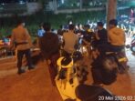Personel kepolisian mendatangi kerumunan warga dan pedagang di sekitar jalan Simpang Helm, Kota Batam. Foto: Dok Polsek Batam Kota
