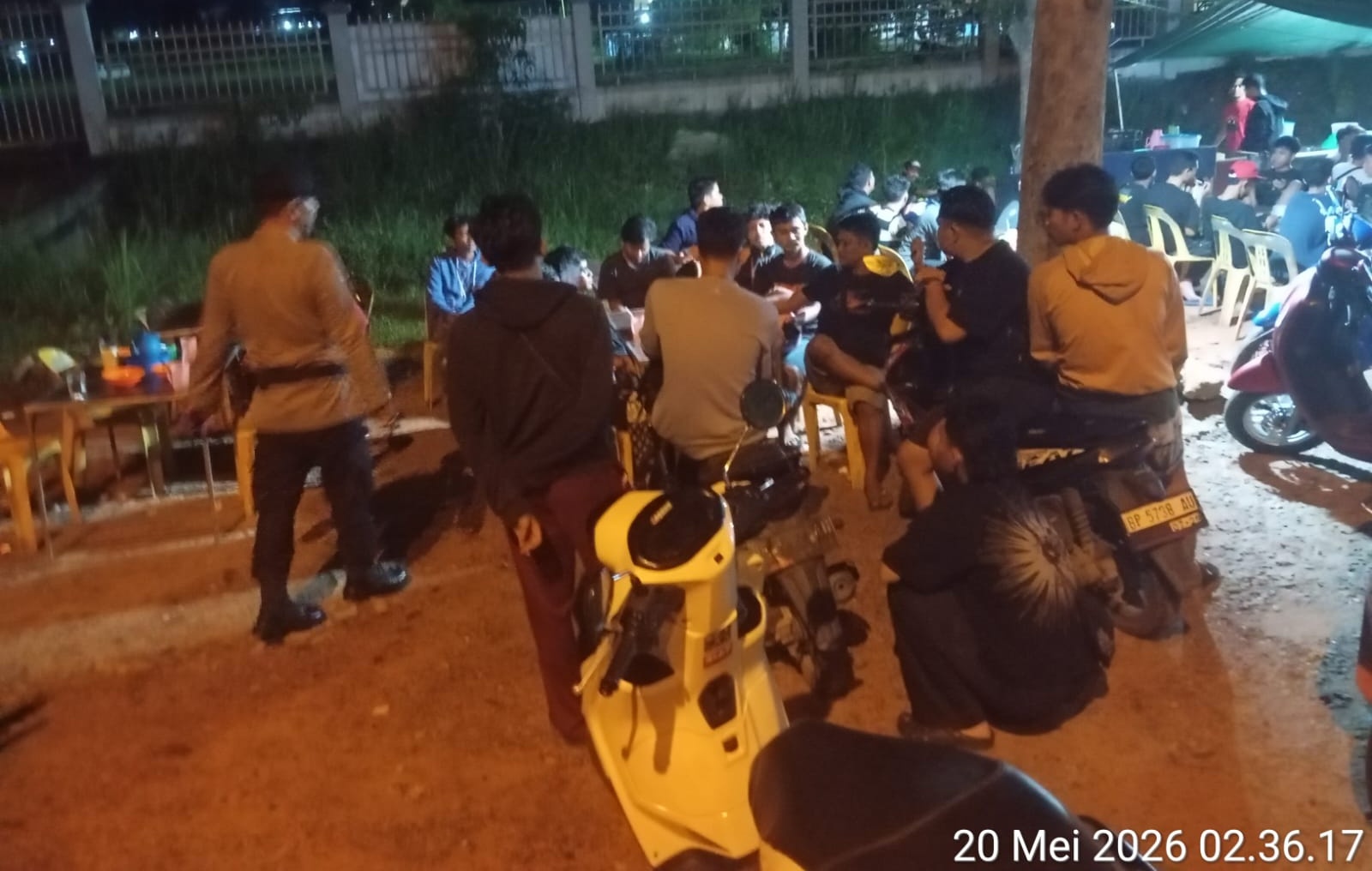 Personel kepolisian mendatangi kerumunan warga dan pedagang di sekitar jalan Simpang Helm, Kota Batam. Foto: Dok Polsek Batam Kota