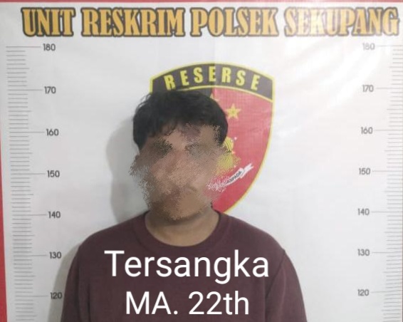 MA (22), tersangka kasus curanmor saat diamankan polisi. Foto: Dok Polsek Sekupang