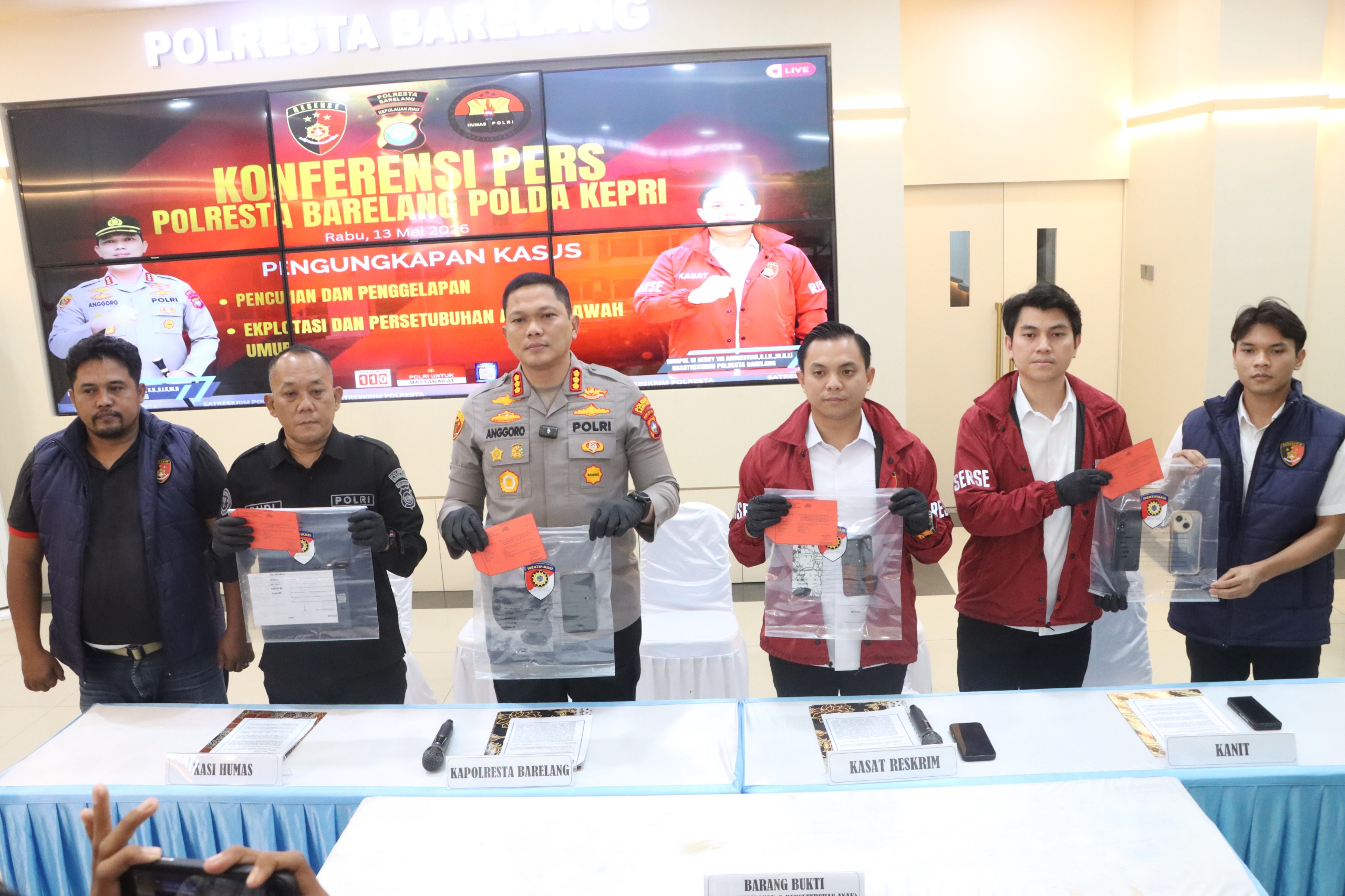 Konfrensi pers pengungkapan kasus dugaan eksploitasi anak oleh Satreskrim Polresta Barelang. Foto: Ist