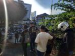 Terduga pelaku pencurian kabel dibawa petugas usai diamankan warga. Foto: Dok Polsek Batam Kota