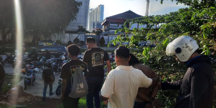 Terduga pelaku pencurian kabel dibawa petugas usai diamankan warga. Foto: Dok Polsek Batam Kota