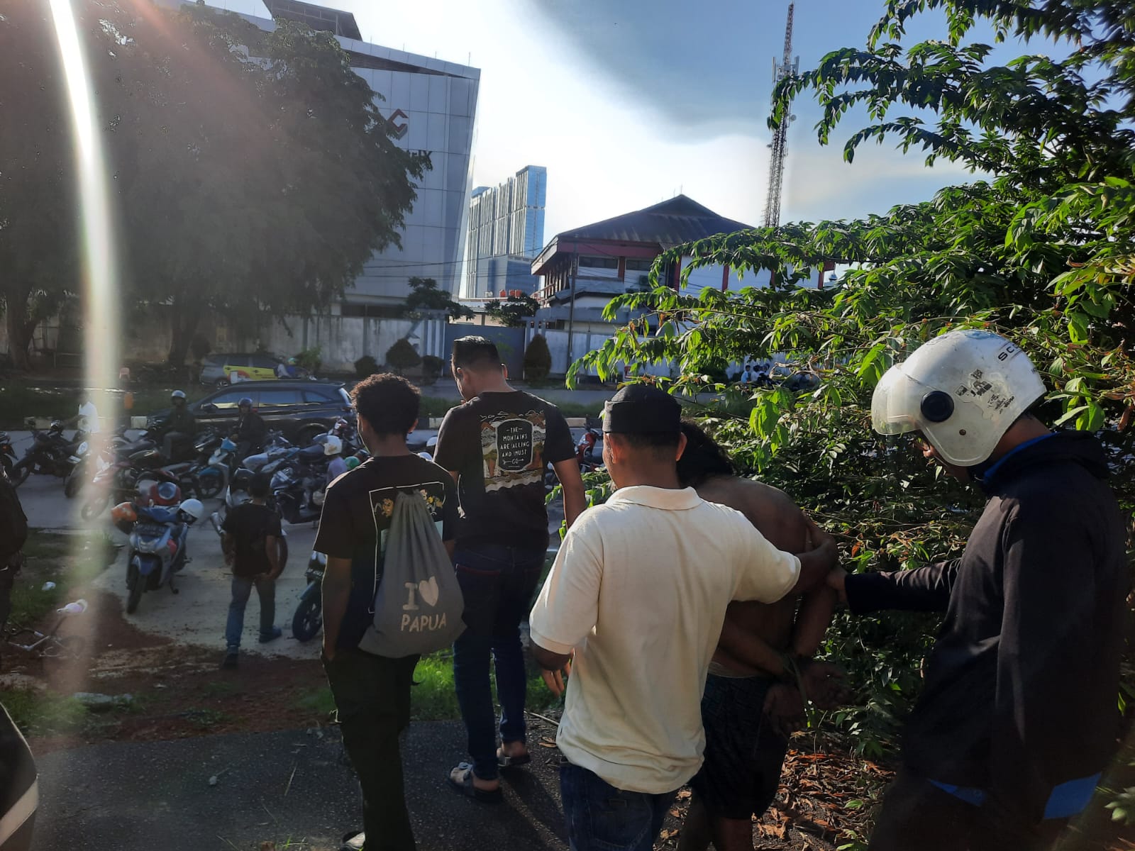 Terduga pelaku pencurian kabel dibawa petugas usai diamankan warga. Foto: Dok Polsek Batam Kota