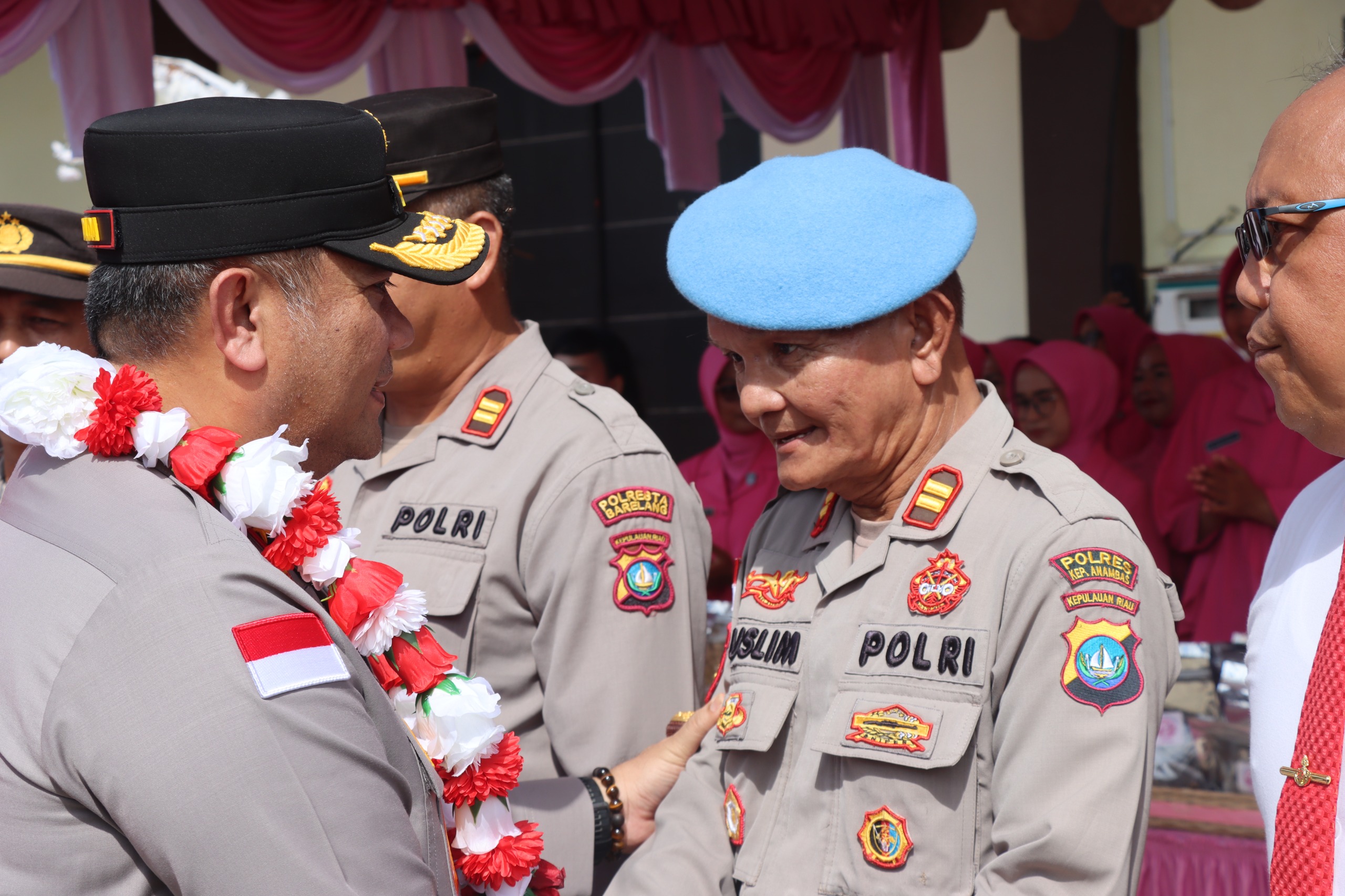 IPTU Muslim, Kasipropam Polres Anambas bersalaman dengan Kapolda Kepri, Irjen Pol Asep Safrudin. Foto: Hum Polres Anambas
