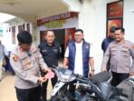 Kapolsek Bengkong, AKP Tigor Dabariba memperlihatkan barang bukti sepeda motor dalam kasus curanmor yang melibatkan dua remaja. Foto: Ist