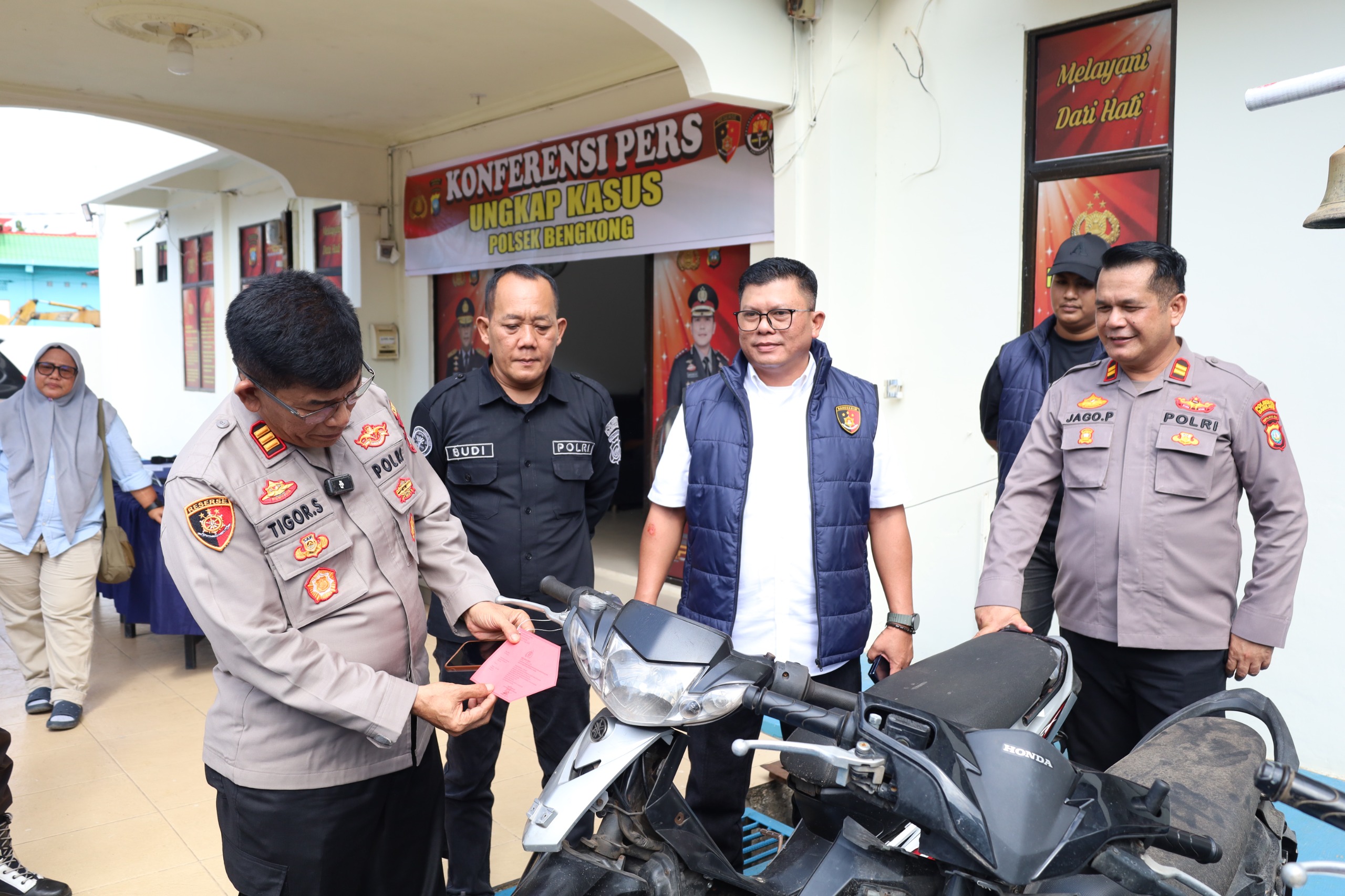 Kapolsek Bengkong, AKP Tigor Dabariba memperlihatkan barang bukti sepeda motor dalam kasus curanmor yang melibatkan dua remaja. Foto: Ist