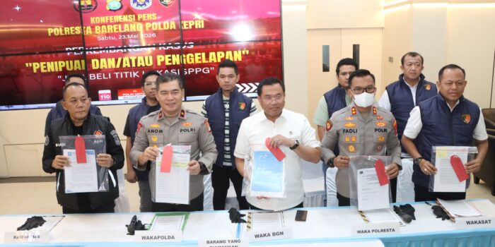 Konfrensi pers pengungkapan kasus dugaan penipuan jual beli titik lokasi SPPG MBG di Batam. Foto: Ist