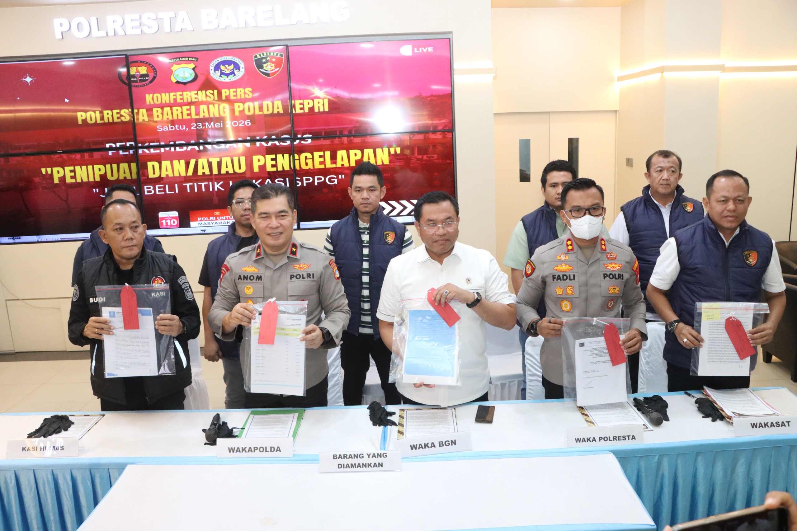 Konfrensi pers pengungkapan kasus dugaan penipuan jual beli titik lokasi SPPG MBG di Batam. Foto: Ist