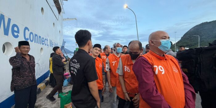 Proses pemindahan 15 tahanan pidum dari Kabupaten Natuna ke Lapas yang ada di Tanjungpinang dan Batam. Foto: Ist