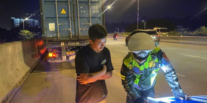 Petugas Satlantas Polresta Barelang saat melaksanakan patroli sambang, Sabtu malam, (23/05/2026).Foto: Ist