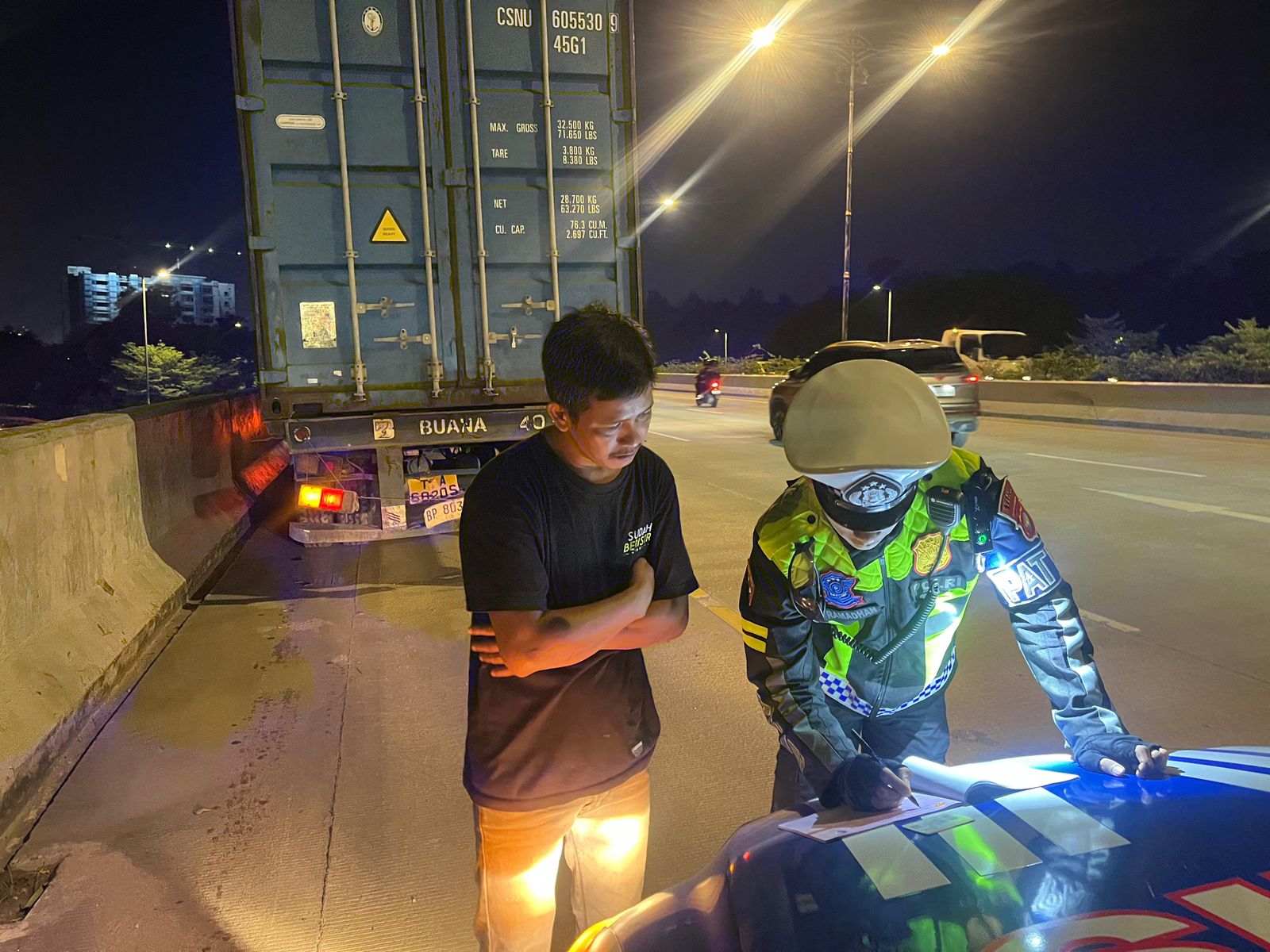 Petugas Satlantas Polresta Barelang saat melaksanakan patroli sambang, Sabtu malam, (23/05/2026).Foto: Ist