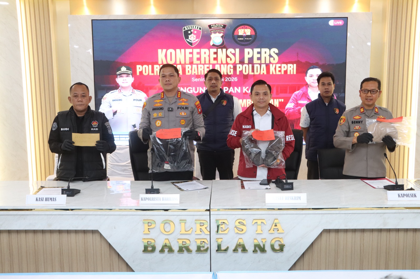 Konfrensi pers pengungkapan kasus curat di perumahan elit di Batam. Foto: Ist